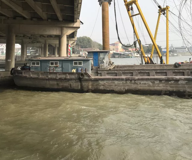 打下大型鋼管樁加固河道橋梁—上海